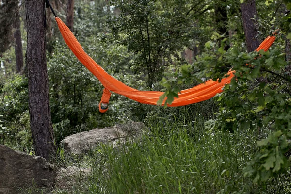 Ярко Оранжевый Гамак Концепция Релаксации Медитации Отдых Путешествия Зеленом Лесу — стоковое фото