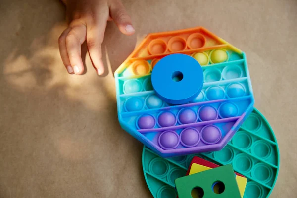 Baby Plays Colorful Antistress Sensory Toy Fidget Push Pop Trendy — Stock Photo, Image