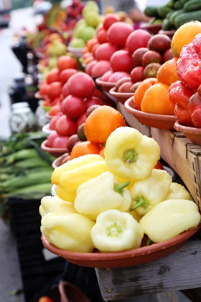 Meyve ve sebzeler yerel tarım pazarında, eko 'da, biyolojik ürünlerde satılıyor. Ön planda dolmalık biber. Organik ürün alışverişi. Sağlıklı bakkal. Yüksek kalite fotoğraf