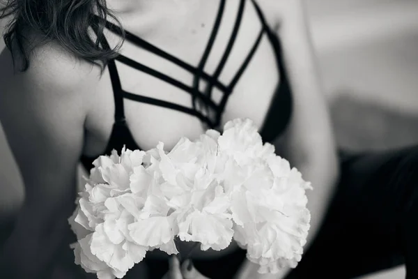 Weibliche Oberweite Nahaufnahme Und Blumen Schwarz Weiß Fotografie Hochwertiges Foto — Stockfoto
