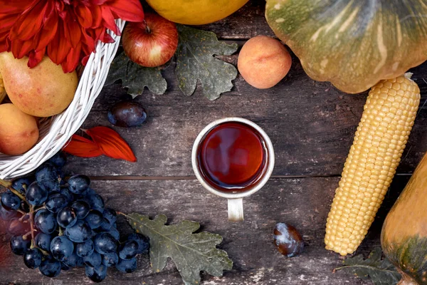 Höstestetiskt Rustikt Stilleben Frukt Grönsaker Och Kopp Pumpa Päron Äpple — Stockfoto