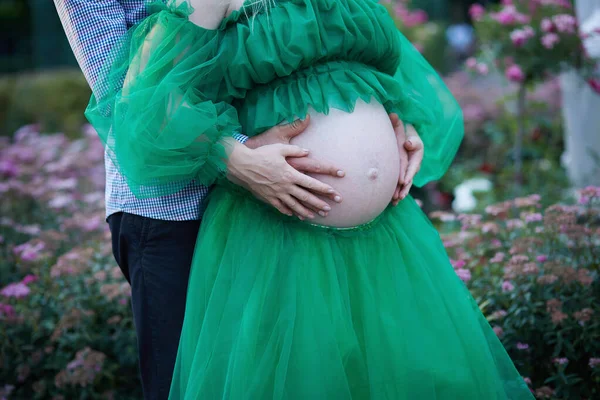 Embarazo Elegante Ternura Pareja Embarazada Jardín Cerca Gran Barriga Foto — Foto de Stock