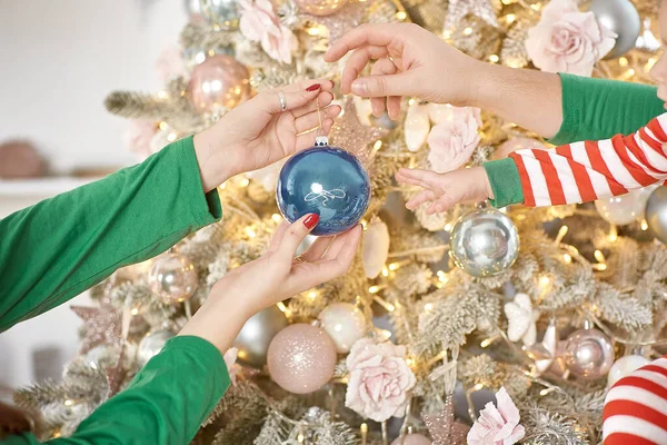 Család Otthon Díszíti Karácsonyfát Boldog Meleg Életmódot Téli Vigasz Szilveszterkor — Stock Fotó
