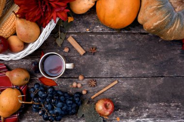 Sade, sade bir hayat: bir fincan çay, meyve, sebze, fındık ve tarçın çubukları. Sonbahar estetiği natürmort. Metinler için Şükran Günü konsepti. 