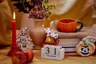 Yaratıcı Cadılar Bayramı ağacı, atmosferi kutlayın. Balkabağı kabağı, mum, kuru çiçek, elma ve ev yapımı kurabiyelerle sonbahar bayramı tatili. 