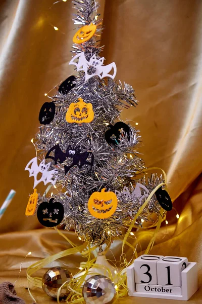 Creative Halloween tree with festive pumpkins, among celebrate atmosphere. Halloween holidays with festive pumpkin cup and calendar. — Stock Photo, Image