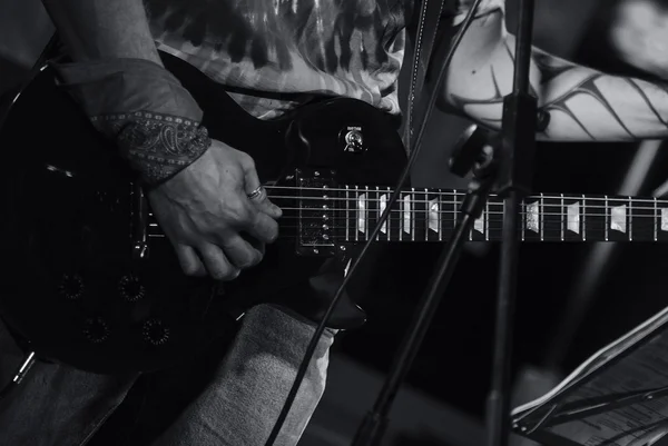 Uomo che suona la chitarra — Foto Stock