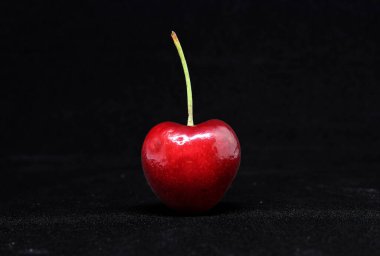 Siyah arka planda taze kiraz