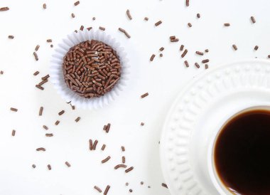 Tatlı Brigadeiro, masada kahve var.