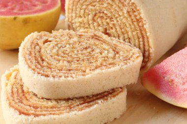 Dilimlenmiş guava böreği.