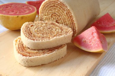 Dilimlenmiş guava böreği.