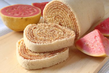 Dilimlenmiş guava böreği.