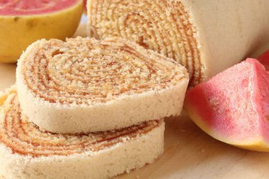 Dilimlenmiş guava böreği.