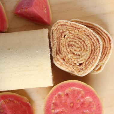 Dilimlenmiş guava rulo kek üst görünümü