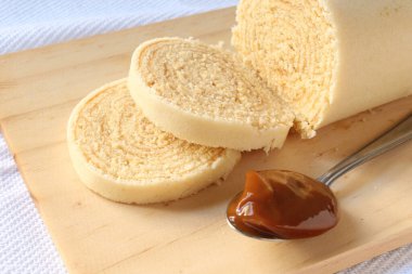 Dilimlenmiş dulce de leche roll kek.
