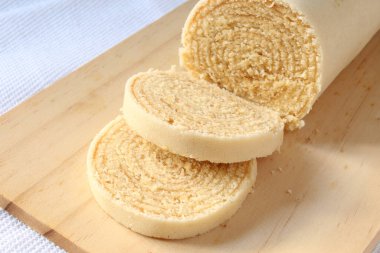 Dilimlenmiş dulce de leche roll kek.