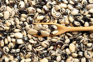 Taze fasulye ve tahta kaşık.