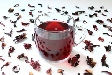 Bir fincan kuru amber çayı ve taç yaprakları.