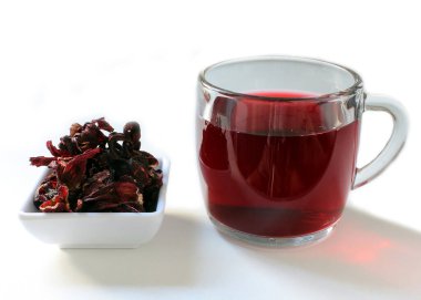 Bir fincan kuru amber çayı ve taç yaprakları.