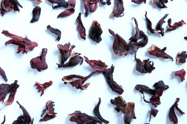 Beyaz arka planda kurumuş amber yaprakları.