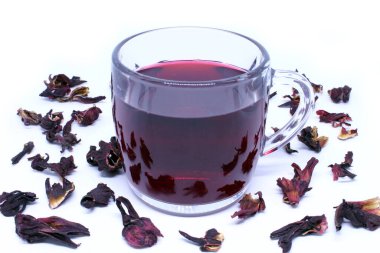 Bir fincan kuru amber çayı ve taç yaprakları.