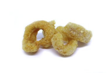 Domuz eti çatırdıyor, aperatif. Beyaz arkaplanda izole.