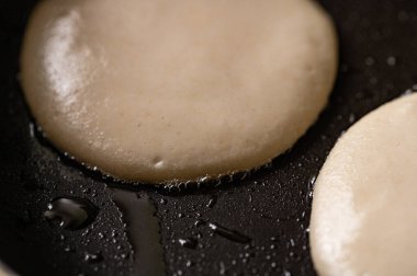 Tavada yağda kızartılmış leziz gözlemelerin yakın çekimi.