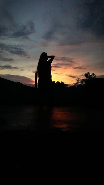 Uma Menina Bela Paisagem Nuvem Com Silhueta Árvore Noite — Fotografia de Stock