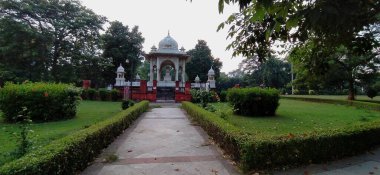 Güzel yemyeşil Begum Hazrat Mahal Parkı Lucknow Uttar Pradesh