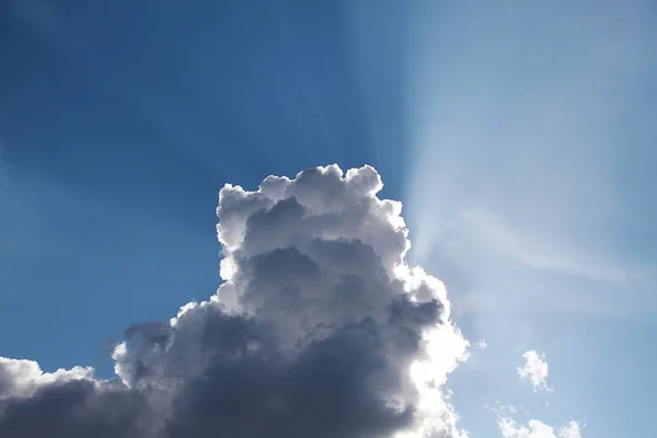 Cielo azul con hermosas nubes Imagen De Stock