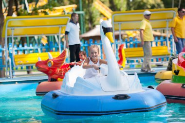 Tekne - kuğu sürmek parkta çocuk