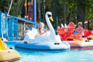 Tekne - kuğu sürmek parkta çocuk