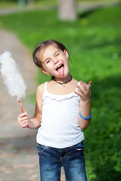 Ragazza carina con zucchero filato bianco — Foto Stock