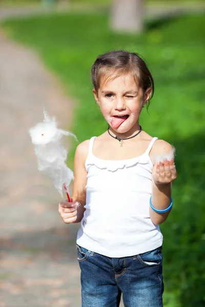 Ragazza carina con zucchero filato bianco — Foto Stock