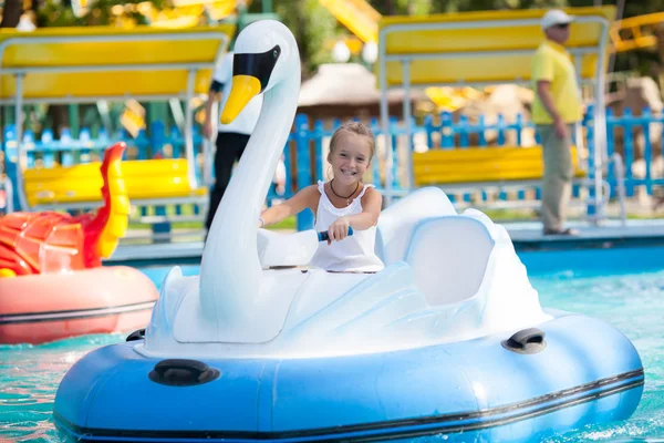 Niño en el barco - paseos en cisne en el parque — Foto de Stock