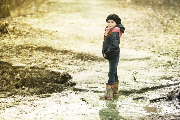 Jeune fille en bottes en caoutchouc dans la forêt d'automne — Photo