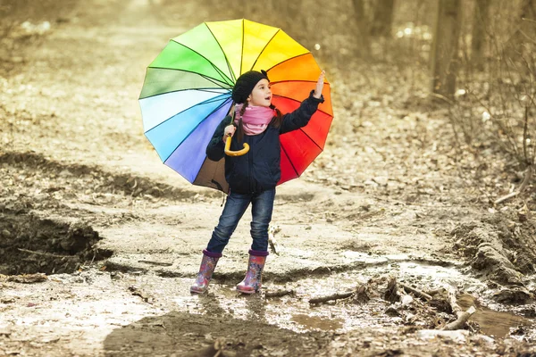 Mädchen mit buntem Regenschirm im Herbstpark — Stockfoto