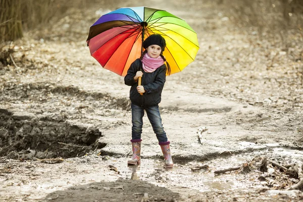 Mädchen mit buntem Regenschirm im Herbstpark — Stockfoto