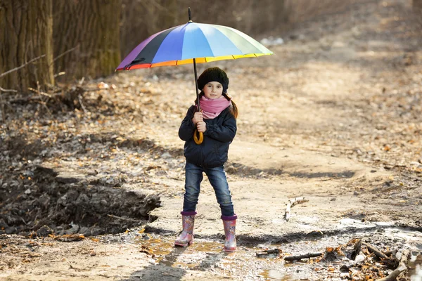 Mädchen mit buntem Regenschirm im Herbstpark — Stockfoto