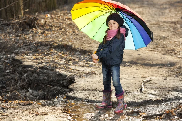 Mädchen mit buntem Regenschirm im Herbstpark — Stockfoto