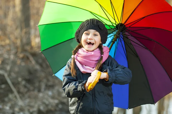 Mädchen mit buntem Regenschirm im Herbstpark — Stockfoto