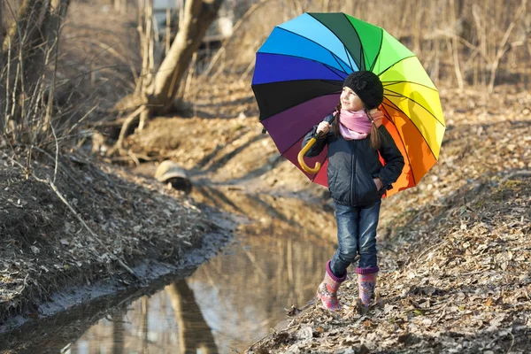 Mädchen mit buntem Regenschirm im Herbstpark — Stockfoto