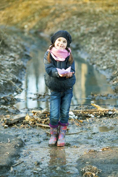 Girl on the river bank plays Paper Boat — Stock Photo, Image