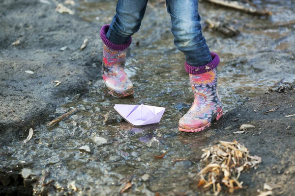 Hermosas botas de goma en un charco — Foto de Stock