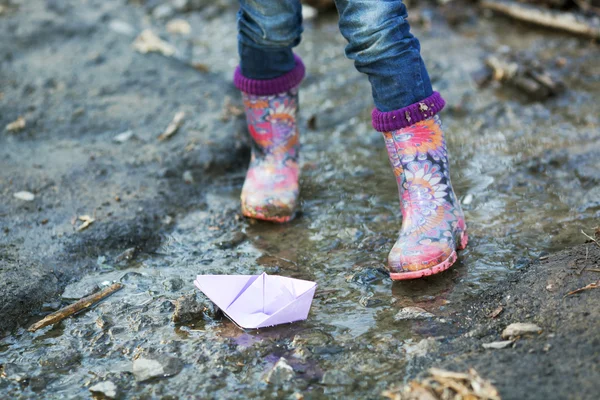 Hermosas botas de goma en un charco — Foto de Stock