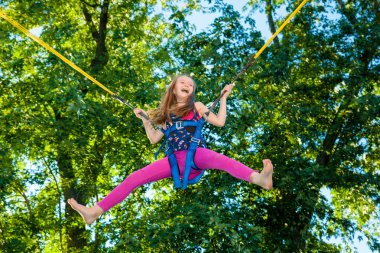 Kız trambolinde zıplıyor