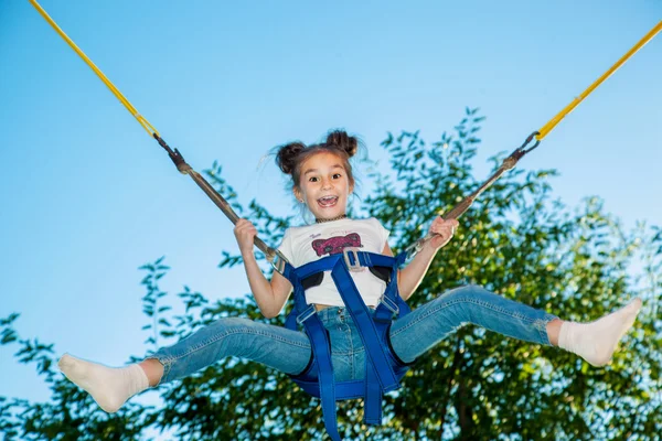 Flicka hoppar på en studsmatta — Stockfoto