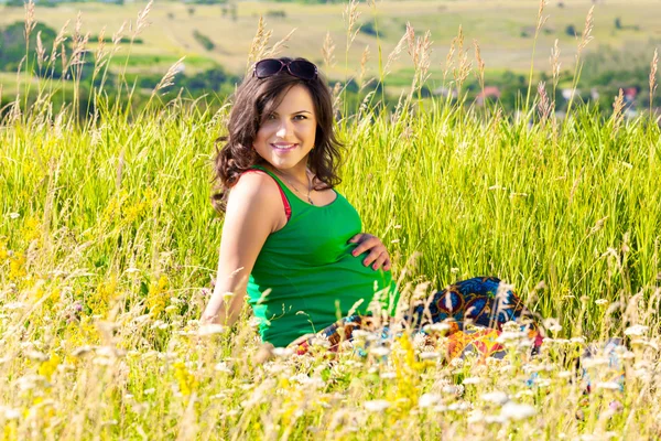 Retrato de una hermosa mujer embarazada en el campo — Foto de Stock