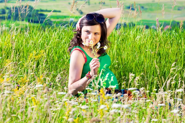 Porträt einer schönen Schwangeren auf dem Land — Stockfoto