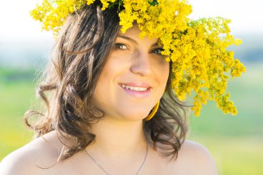 kırsal alanda güzel bir hamile kadın portresi